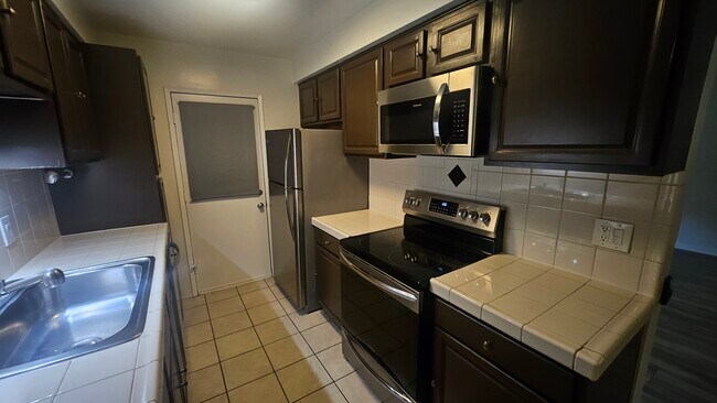Photo - 2130 N Beachwood Dr Unit 4