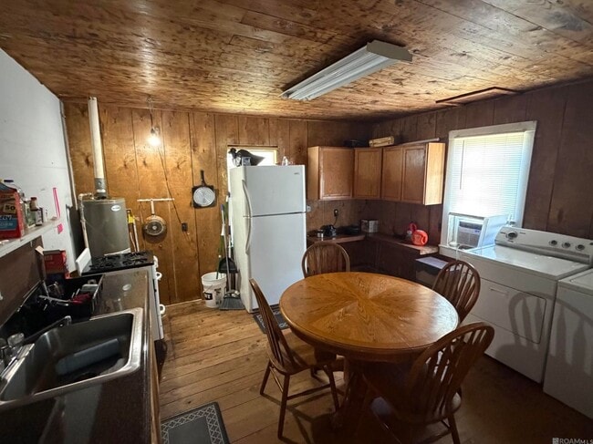 Photo - 6865 Island Rd