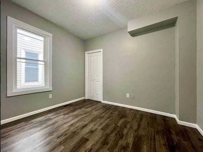 Building Photo - 587 Charles Ave Unit #1