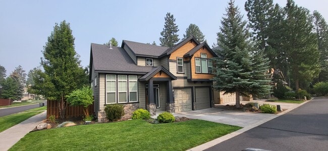 Building Photo - SW Bend - 3 Bed 2.5 Bath -Fenced-Corner lot-Amenities
