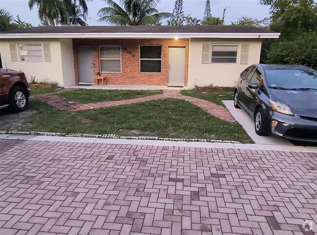 Building Photo - 4900 SW 28th Ter Unit S Rental