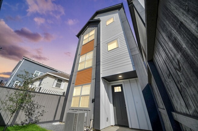 Building Photo - 2524 Live Oak St