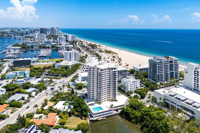 Building Photo - 3000 Holiday Dr Unit 1605