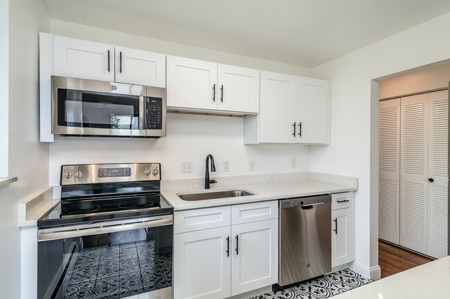 Photo - 2308-2312 Harper Avenue