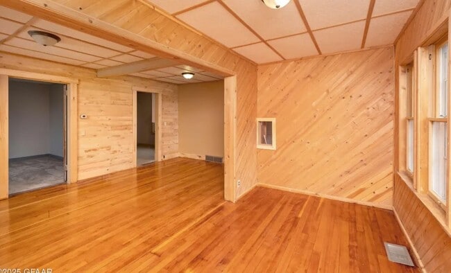 215 5th St W