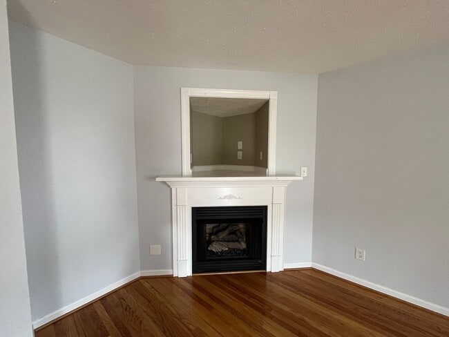 Photo - 696 Wyndhurst Dr