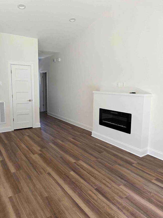 Photo - Loudon 37774 - Charming 2 bedroom, 2 bath home with a 2-car garage - Contact Susan Niedergeses (8...