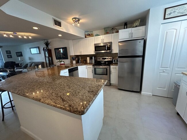 Photo - 115 Lake Emerald Dr
