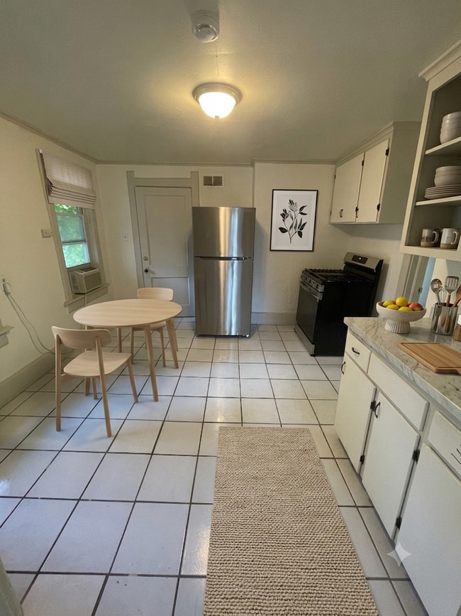 Photo - Private 2 Bedroom Cottage with Fenced Yard & In-Unit Laundry – Prime East Side Location! Unidad 2483 N Cramer St.