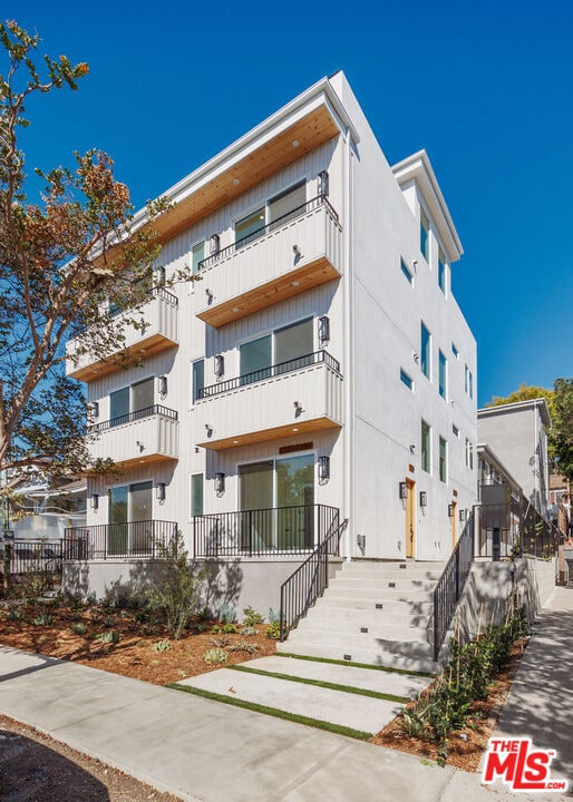 Building Photo - 1332 Mohawk St Unit 1/2