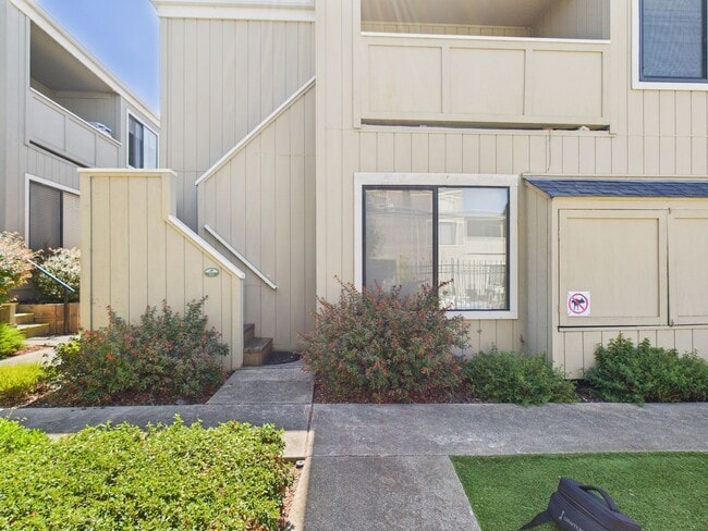 Building Photo - 2 bedroom loft unit now available at Cypre...