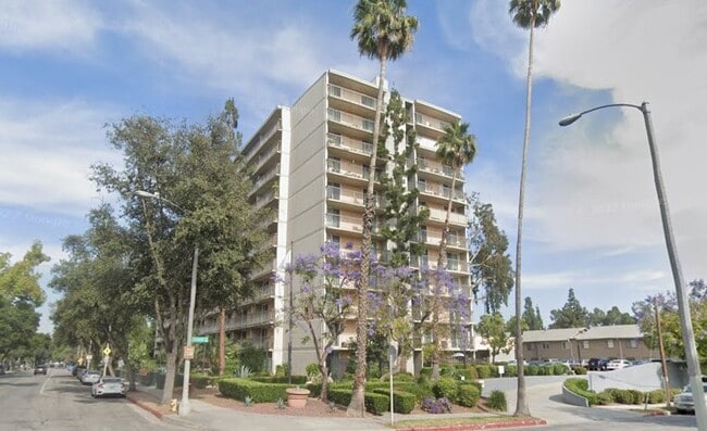 Building Photo - 560 E Villa St Rental