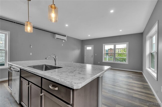 Photo - 140 Seymour St