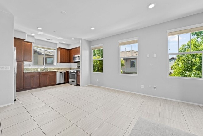 Photo - 2 Bedroom Townhome in the Lakepointe Community!