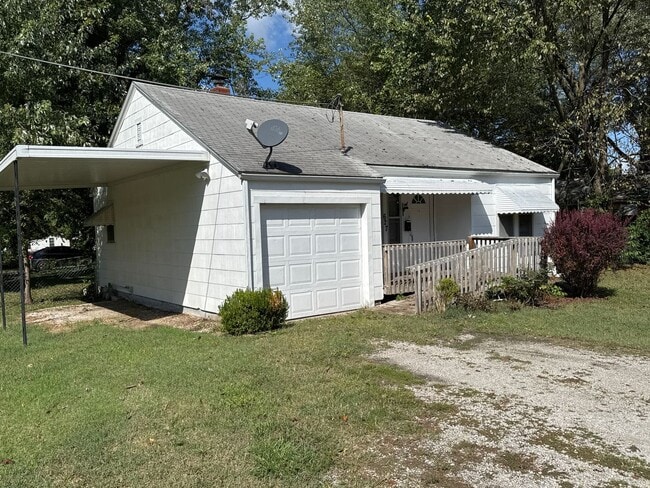 Building Photo - Cute 2 Bedroom Bungalow! $895 Rental