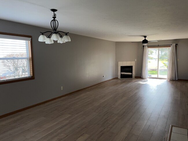 Living Room - 7305 Wallingford Way Unidad 3 Rental