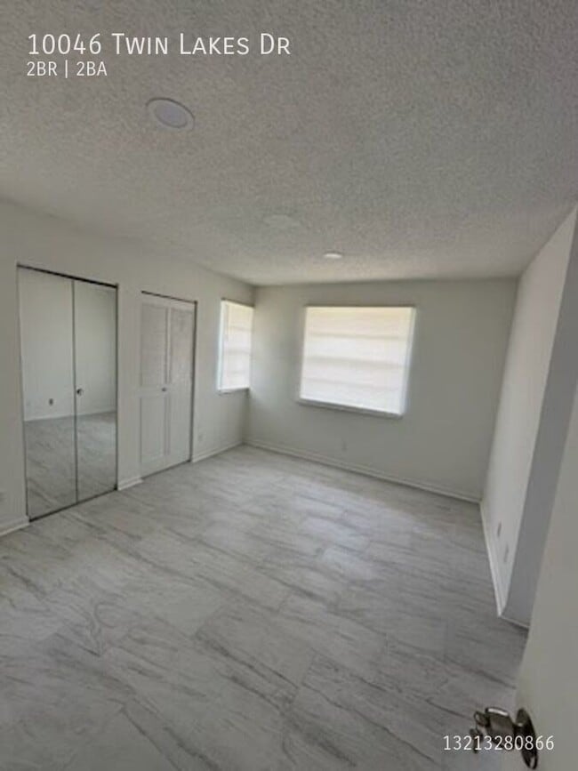 Building Photo - 10046 Twin Lakes Dr