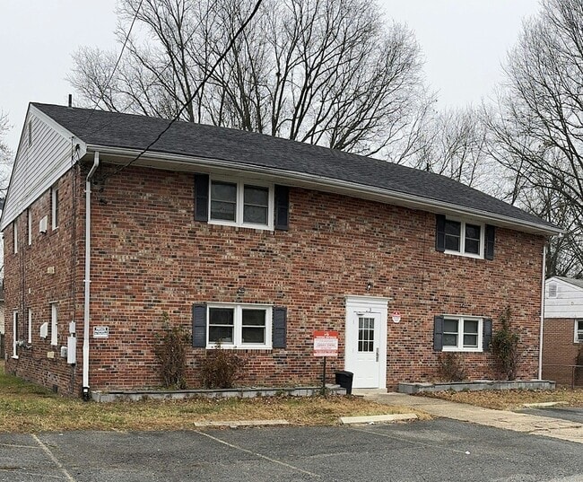 Building Photo - 1 Oak St Unit 3 Rental