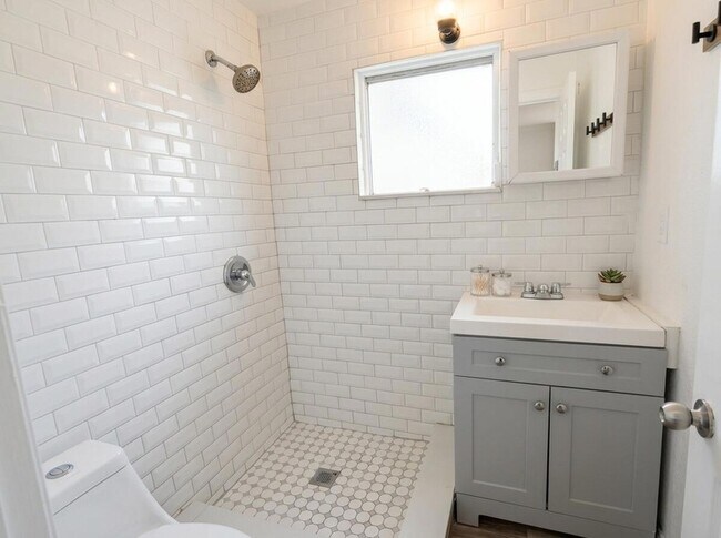 825 Truman St Unit 4