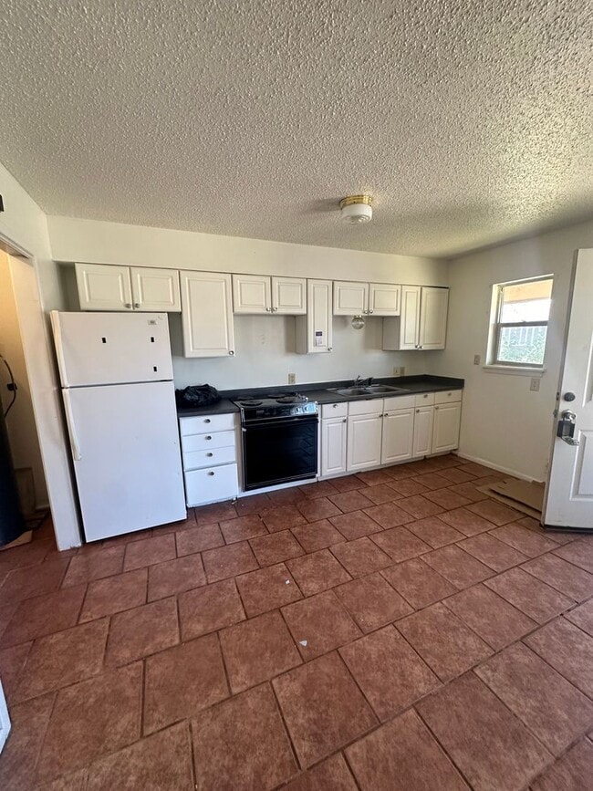 Photo - Very Spacious 1 Bed Du-Plex!