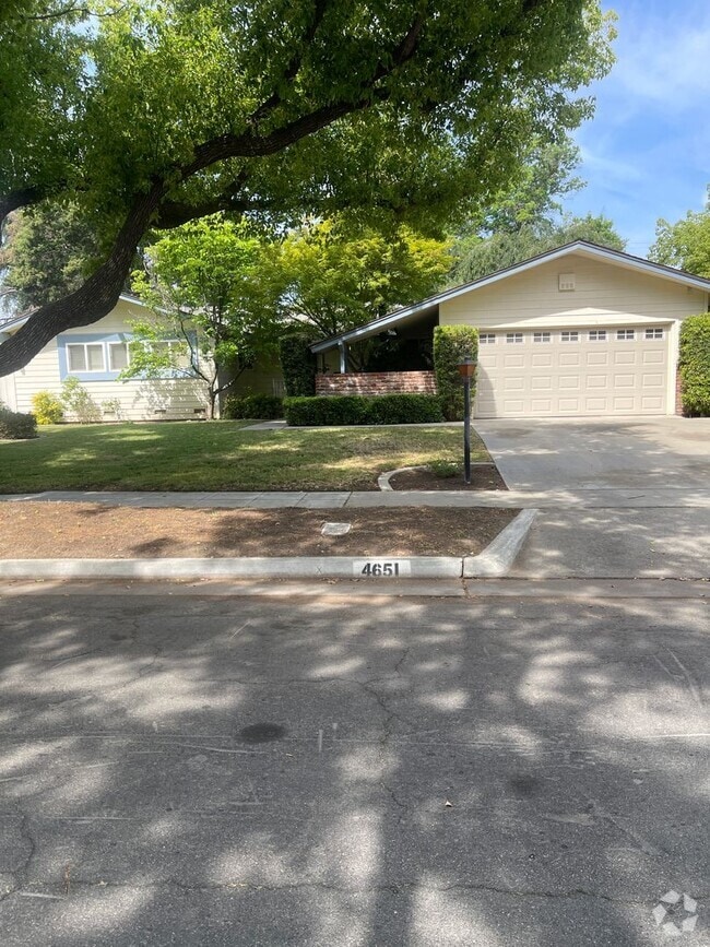 Building Photo - 3 Bedroom / 2 Bathroom Home