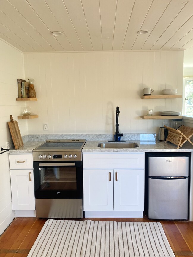 kitchen - 3920 Oakmore Rd Apartment Unit 1