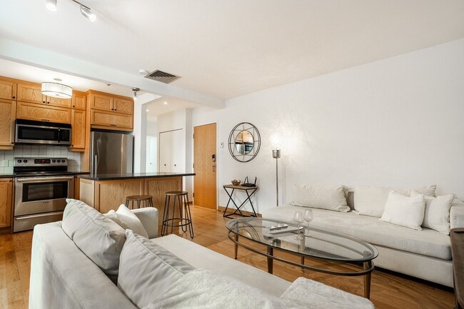 Building Photo - 1500 Ave des Pins Ouest Unit 403