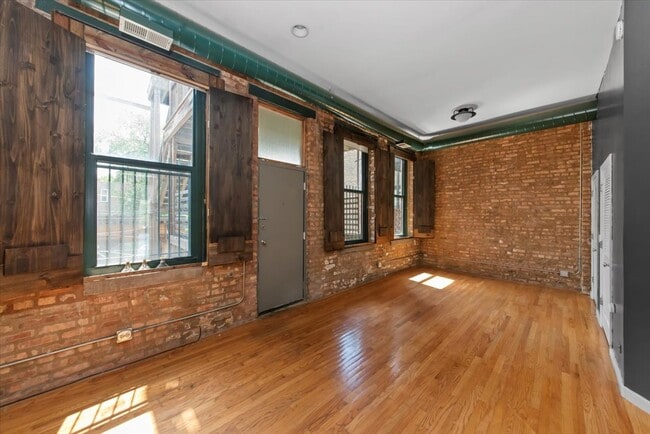Building Photo - 1470 N Milwaukee Ave Unit 2 Rental