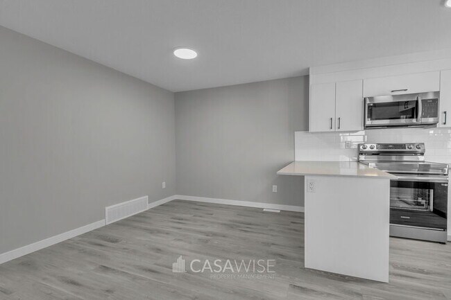 Photo - 13541-13570 70 St NW