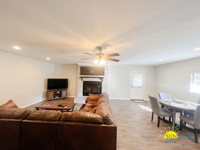Photo - Gorgeous 3 Bedroom Home in Shalimar!