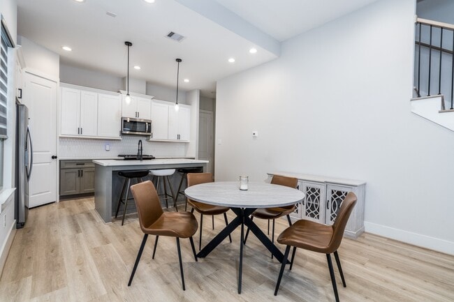 Building Photo - 5355 Creekmont Oaks Ln