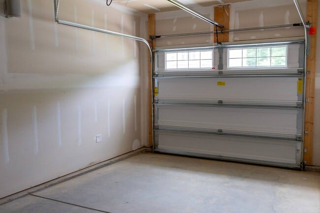 Building Photo - 400 White Oak Ridge Dr