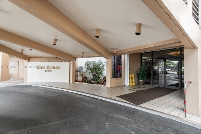 Building Photo - 1400 St Charles Pl Unit 701