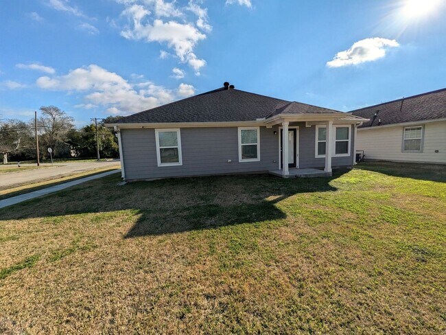 Photo - 610 Craig St