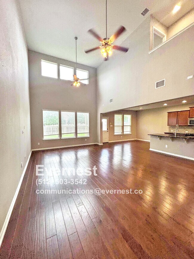 3-Bedroom Home with Modern Amenities / Pet... - 3-Bedroom Home with Modern Amenities / Pet...