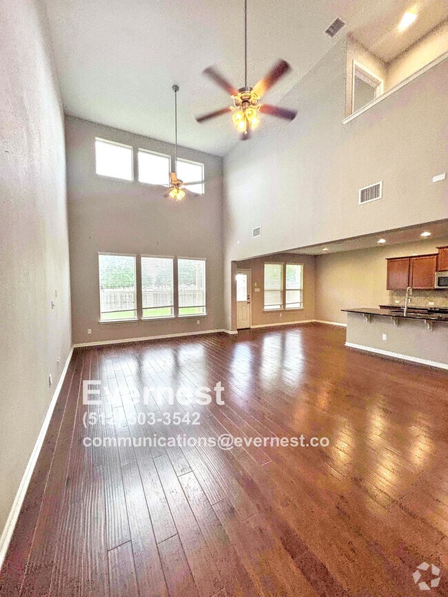 Building Photo - 3-Bedroom Home with Modern Amenities / Pet...