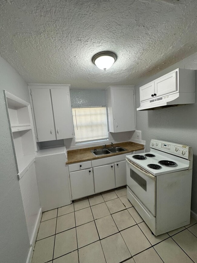 310/312 Acosta St - 310/312 Acosta St Apartment Unit 312 Acosta St