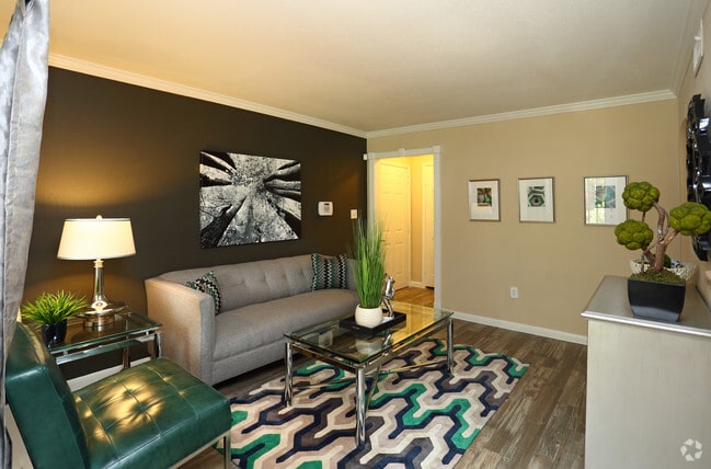 1br, 1ba, Living Room, 750 sf