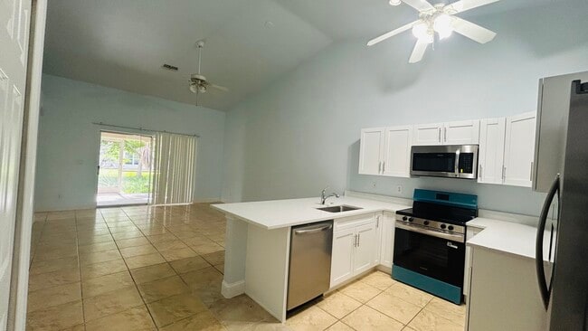 Brand new kitchen and stainless steel appliances - 4329 Skyline Blvd Casa Adosada