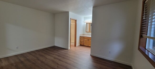 Photo - 1421 NE Hoffman Dr