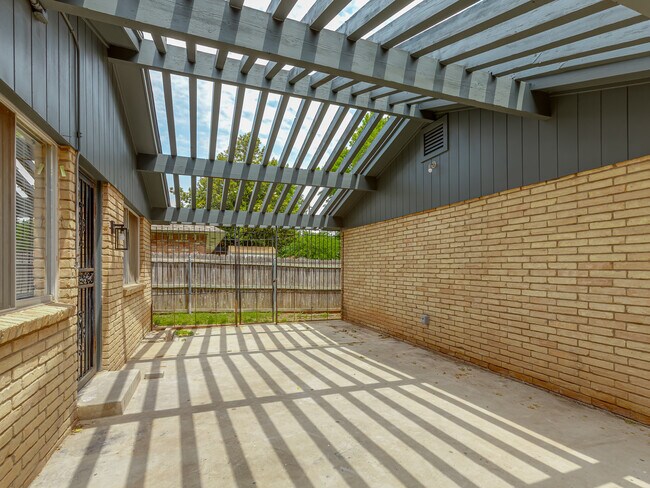 Photo - 1700 N Alexander Ln