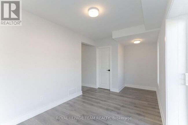 Photo - 748 Kinstead Private