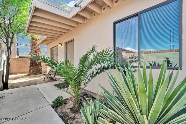 Photo - 1330 E 10th St Casa