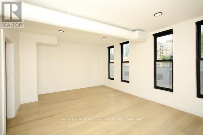 Photo - 535 Yonge St