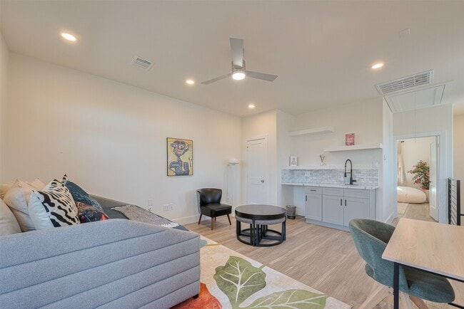 Photo - 2909 Nagle St