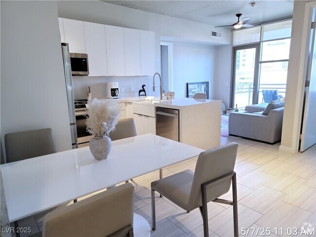 Building Photo - 353 E Bonneville Ave Unit 761 Rental