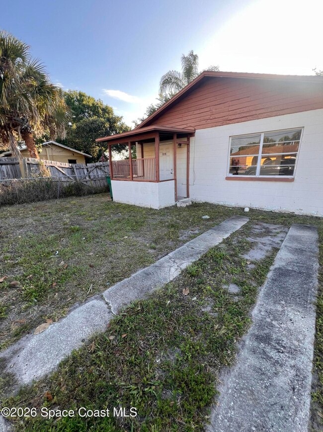 Photo - 808 Johnson St