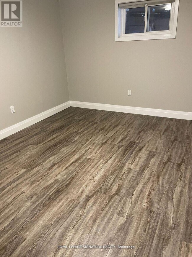 Photo - 1566 Northmount Ave