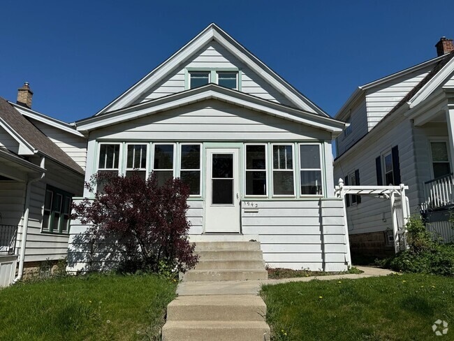 Building Photo - West Allis 3 bedroom house.