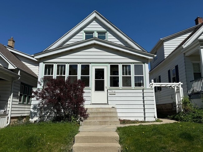 West Allis 3 bedroom house. - West Allis 3 bedroom house.